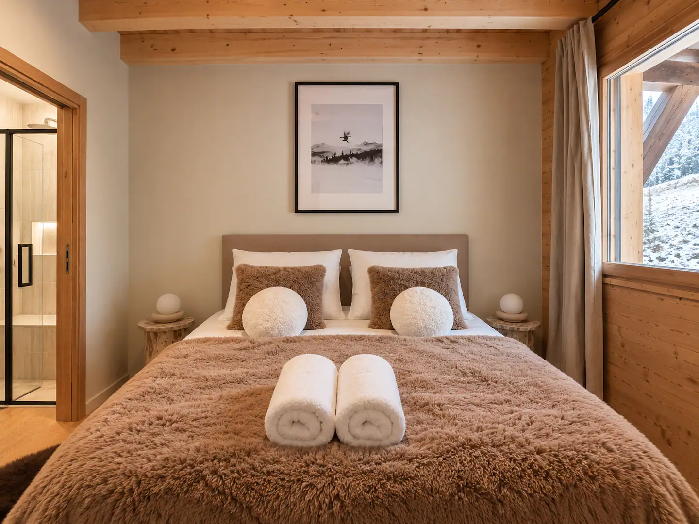 Chambre double, tête de lit en bois et linge de lit douillet